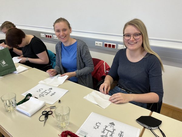 Weihfleischdeckerl sticken